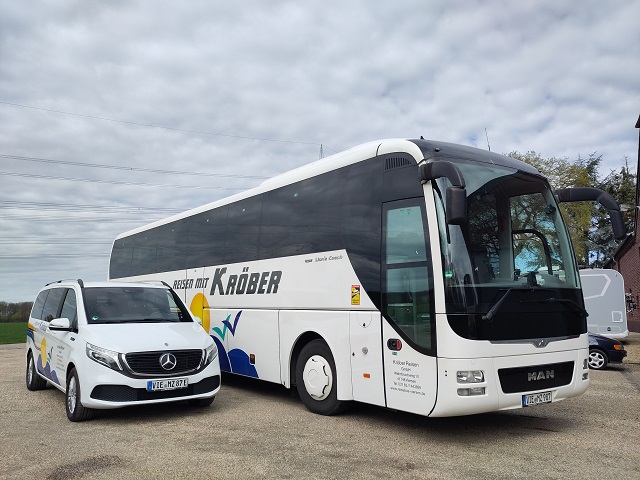 Reisebus und Mercedes Elektro Kleinbus auf einem Bild